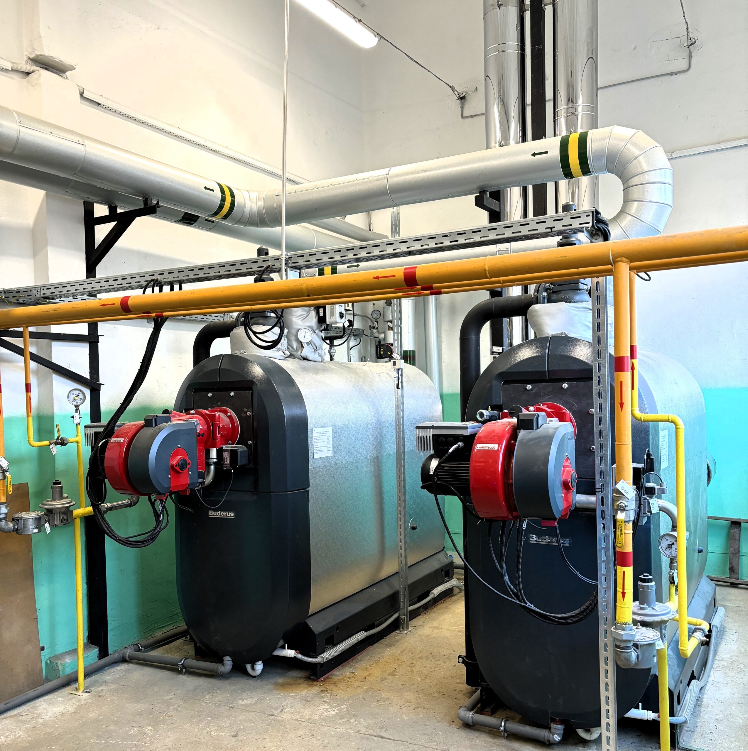 Installation of 2×725 kW hot water boilers for public utility infrastructure