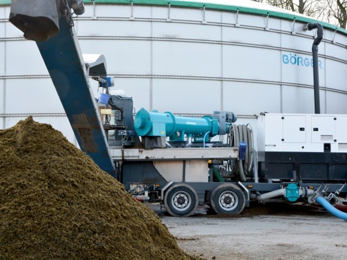 Mobilais Börger Bioselect separators ar atdalītās cietās frakcijas kaudzi